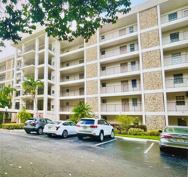 Building Photo - 2801 N Palm Aire Dr