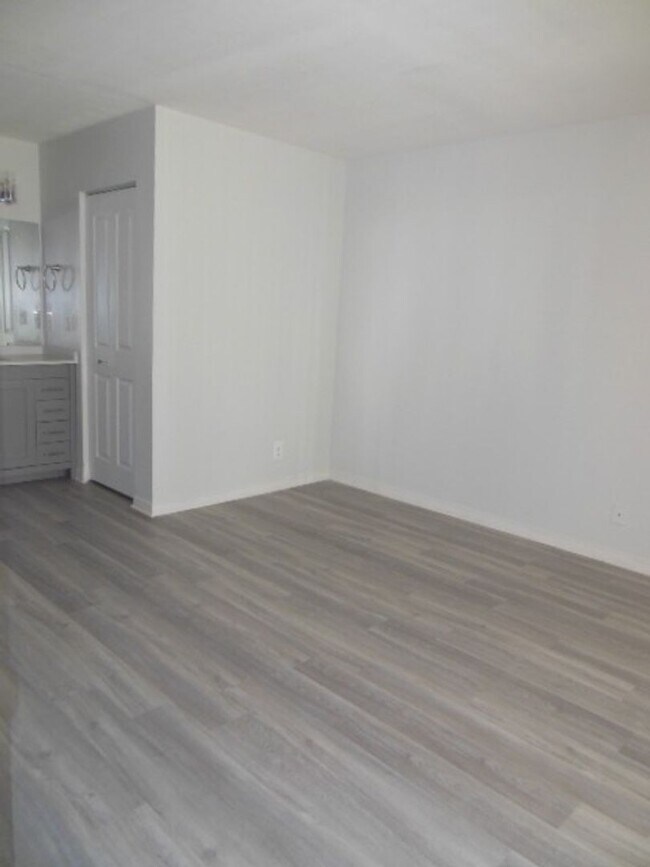 Building Photo - ONE BEDROOM ONE BATHROOM! WATERFRONT COMMUNITY!