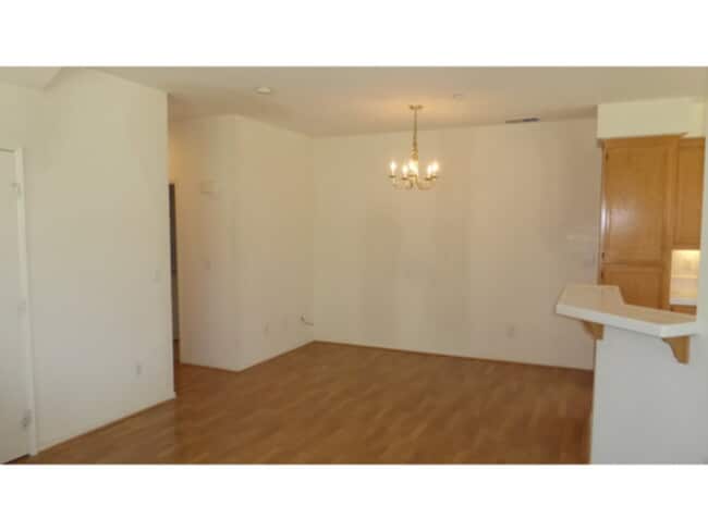 Building Photo - Fantastic Livermore end unit town-home loc...