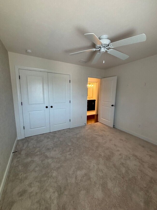 Building Photo - 4816 Village Walk