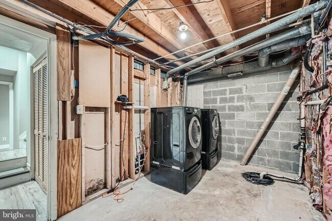 Building Photo - Modern 2-Bedroom Gem with Deck