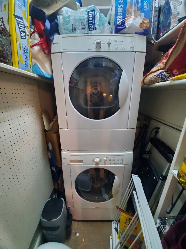 Building Photo - 72 Marshall St