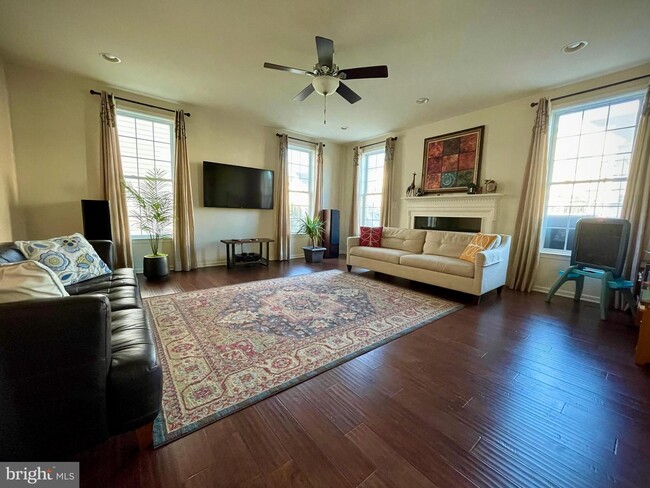 Building Photo - 42900 Southview Manor Dr