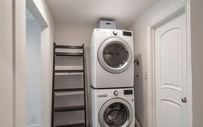 Building Photo - Well-Appointed Unit with Quality Finishes