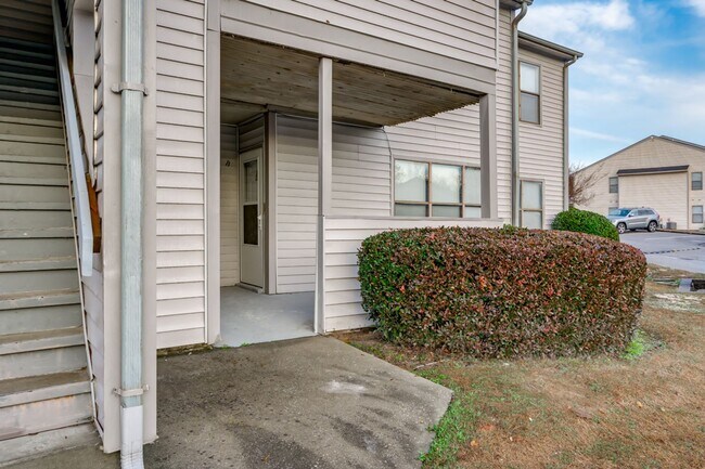 Building Photo - Charming 2 bedroom, 2 bathroom home locate...