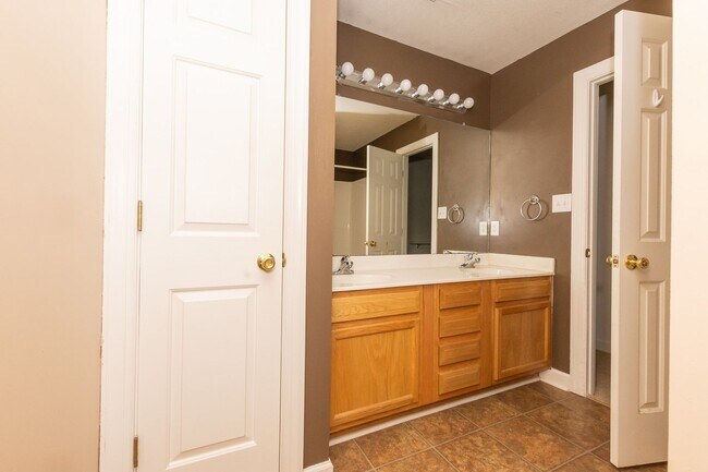 Building Photo - 104 Streamwood Dr