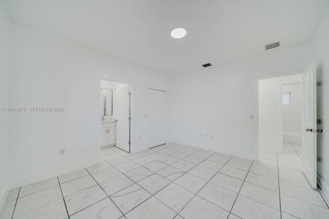 Building Photo - 14708 NE 7th Ave