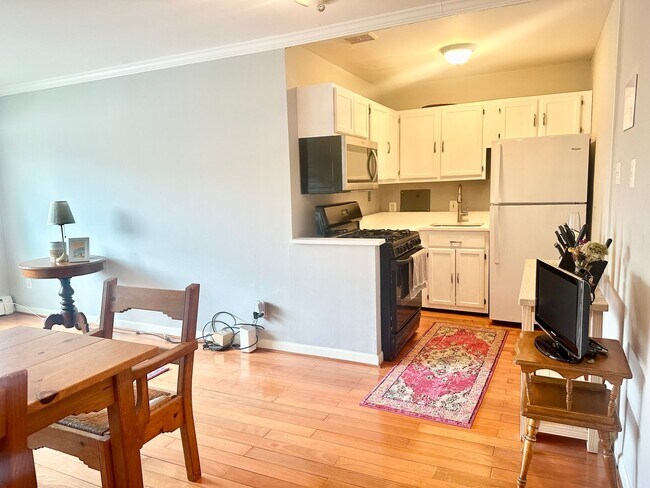 1 Bed 1 Bath! Pets Welcome! Parking! - 1 Bed 1 Bath!  Pets Welcome!  Parking!