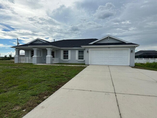 Building Photo - Spacious 3-Bed + Den Home with 2-Car Garag...