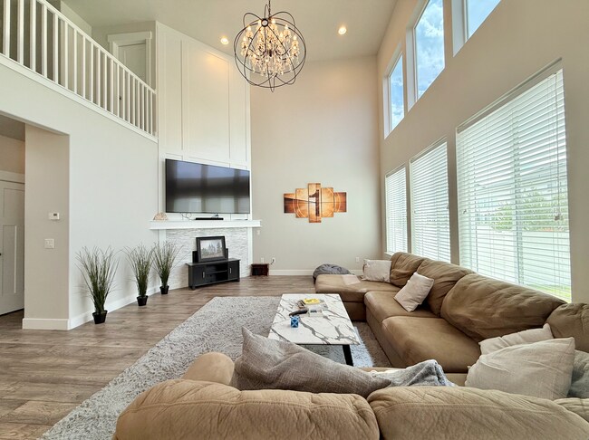 Building Photo - VERY Spacious house in Vineyard!