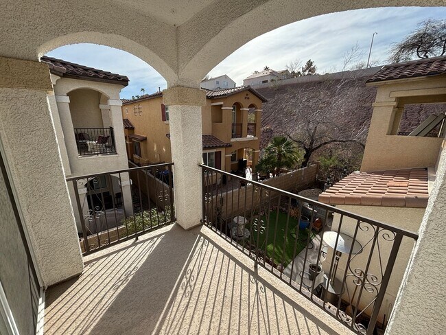 Building Photo - Gorgeous 3Bed/2.5Bath/2Car, 2-Story Home located in Loretta Bay