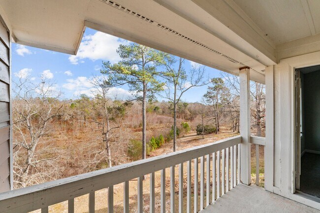 Building Photo - Freshly Remodeled 3rd Floor Apartment