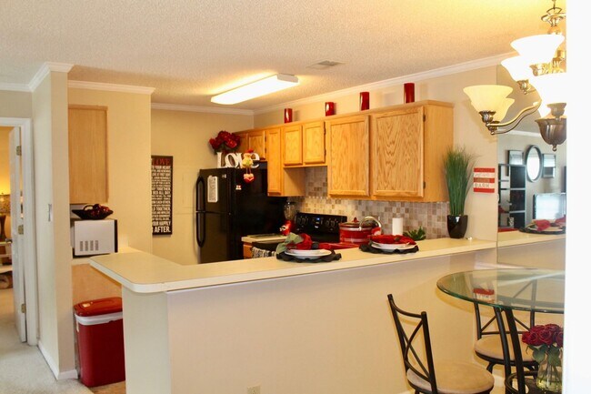 Building Photo - 2BD/ 2BA Condo with New Carpet & Community Pool!