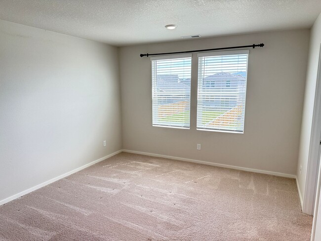 Building Photo - Newer 3 bedroom 2.5 bathroom house!