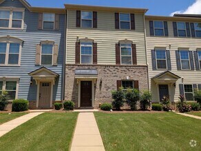 Building Photo - Move-in ready, Townhome Located in the Cit...