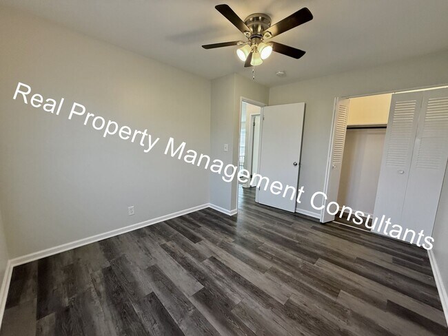 Building Photo - 3 Bedroom 2 Bath Overland Park Duplex Now Available!