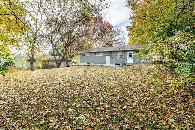 Building Photo - Charming Mid-Century Home with Basement and Fenced Backyard!
