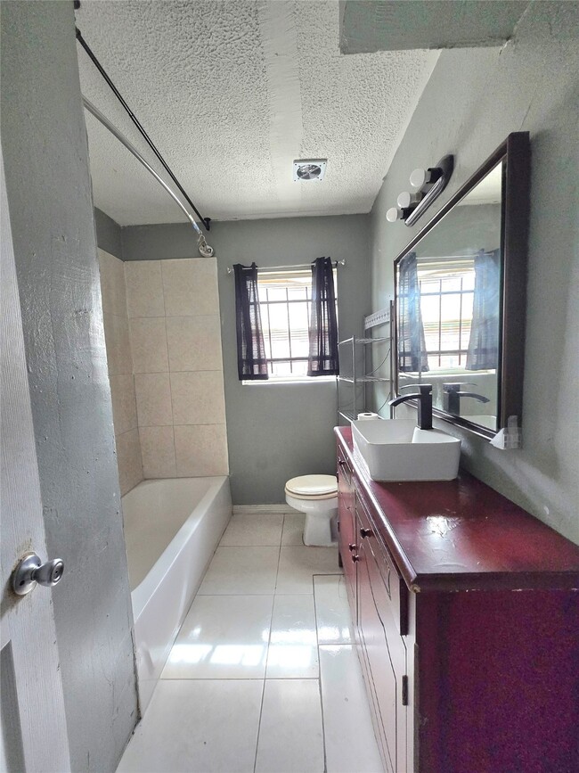 Building Photo - 5530 Elm Spring Dr