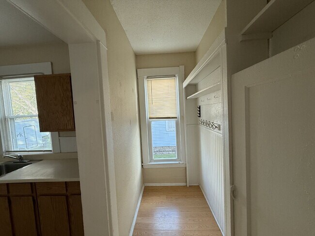 Building Photo - NW Side 1BR under $1000