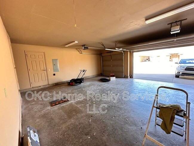 Building Photo - 13204 SW 2nd Terrace