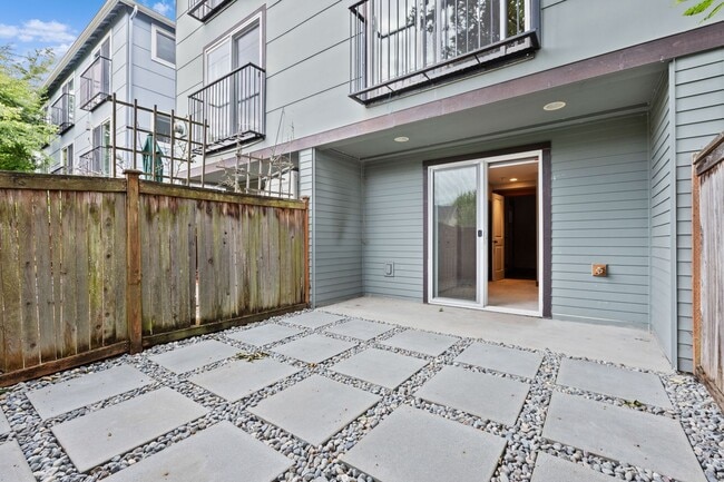 Building Photo - Immaculate West Seattle Townhome
