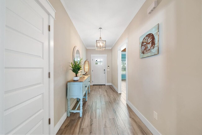 Building Photo - 121 Christmas Tree Ln