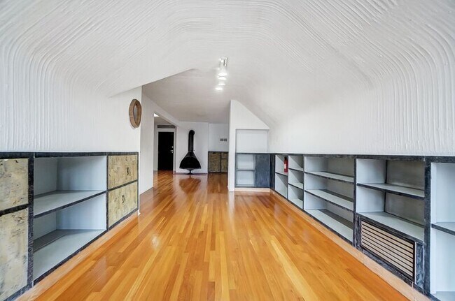 Building Photo - 2881 Observatory Ave