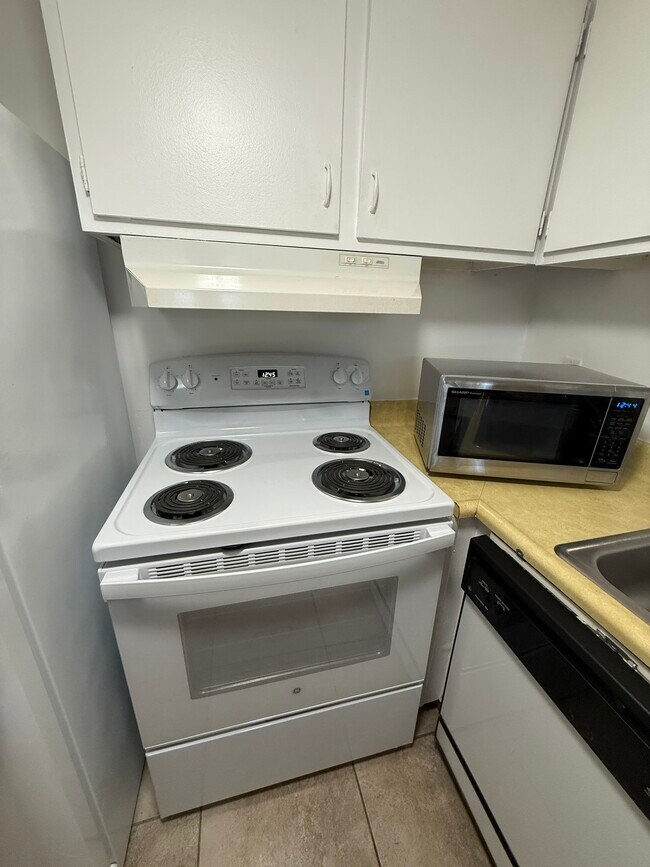 Building Photo - 308 Miracle Strip Pkwy SW
