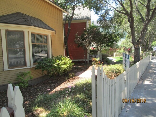 Building Photo - *DEPOSIT PENDING* Charming 2 Bedroom, 1 Bathroom with loft near Downtown.