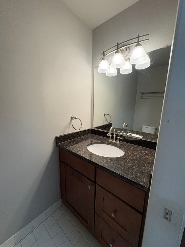 Building Photo - Beautifully Updated Townhouse – Prime Location!