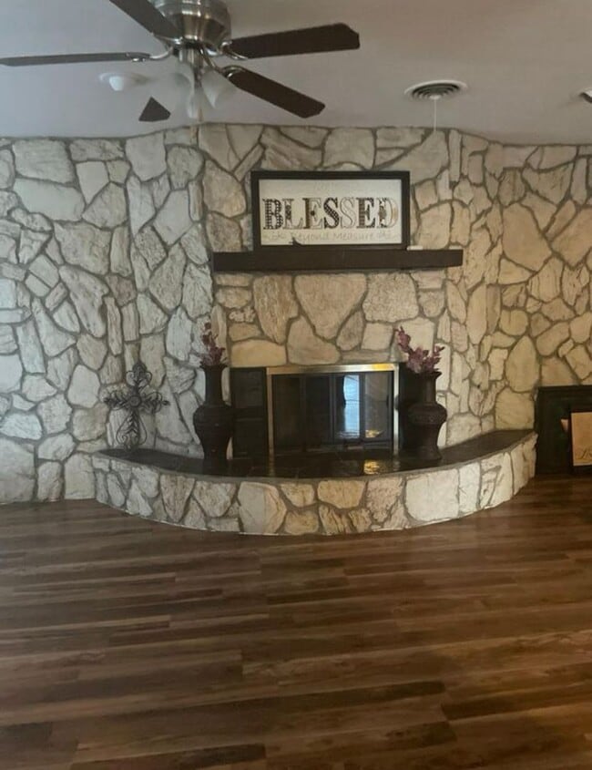 Building Photo - Spacious 4 Bedroom Home!