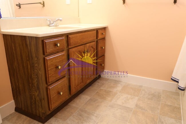 Building Photo - Unique 3 Bed 2 Bath + 2 bonus rooms 1,639 ...