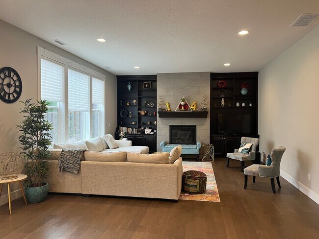 Building Photo - Fabulous 5 BD* 3 BA* + LARGE Bonus Room* S...