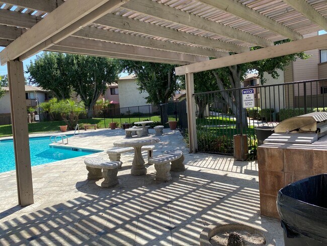 Building Photo - One Bedroom Apartment near UCR