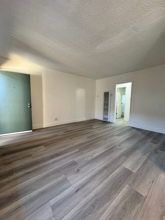 Interior Photo - 1008 S. Flower Street