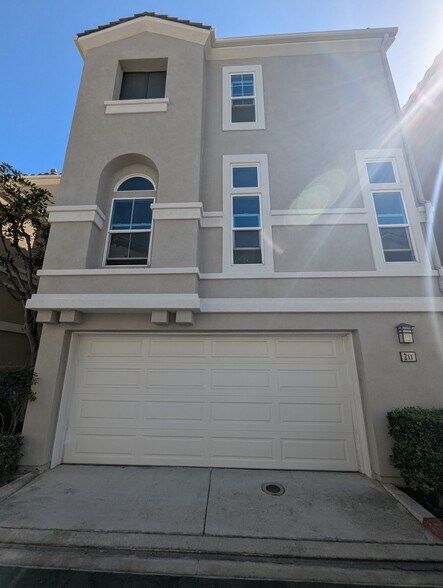 Building Photo - 211 Montana del Lago Dr