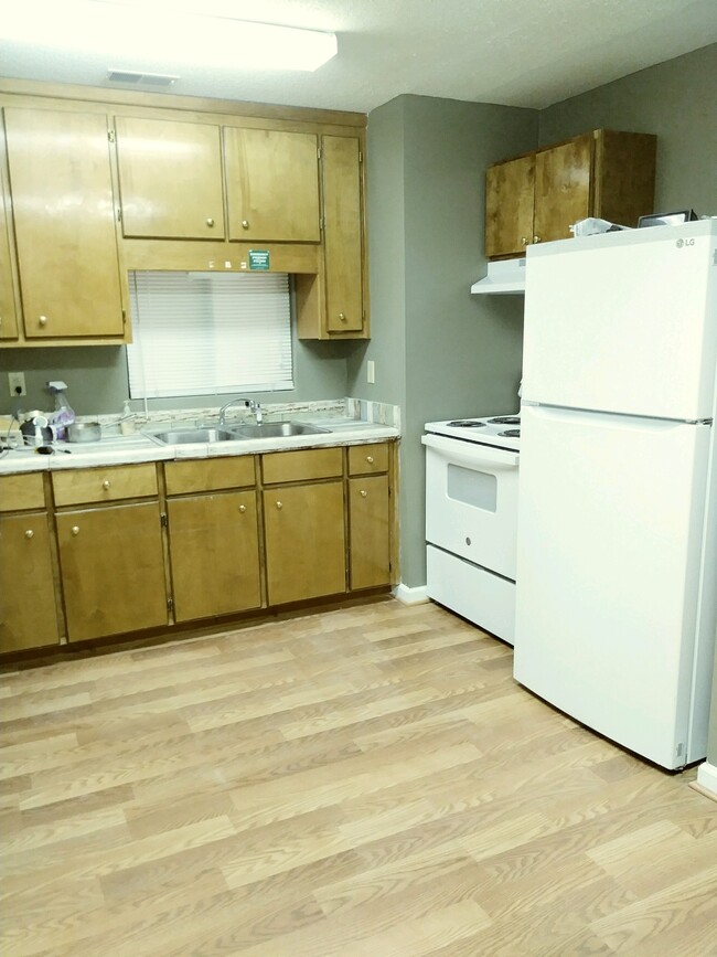 Full Kitchen with appliances - 702 E McCarty St