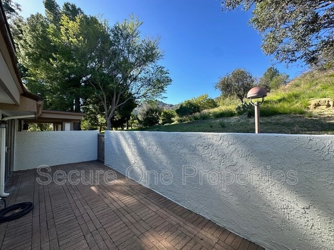 Building Photo - 10020 Larwin Ave