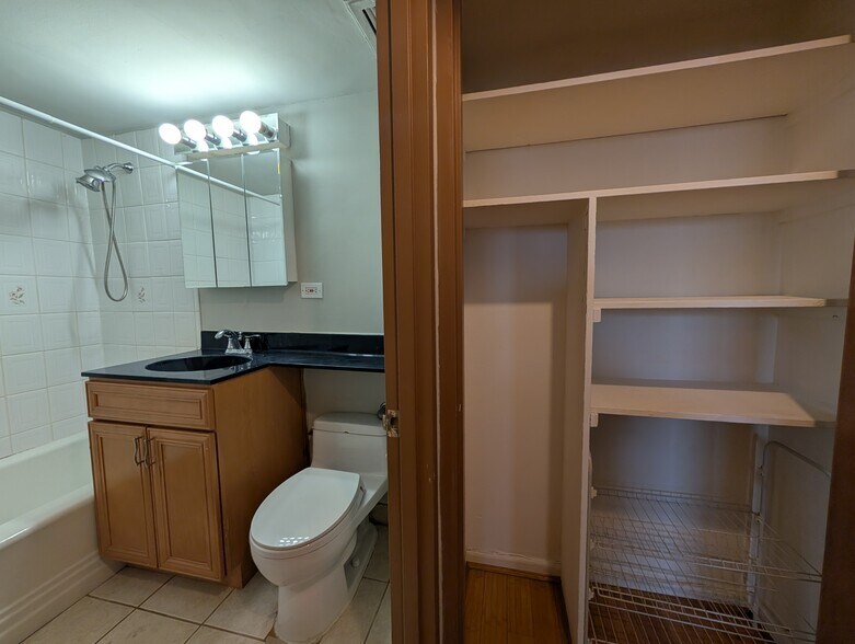 Building Photo - 429 W Wellington Ave