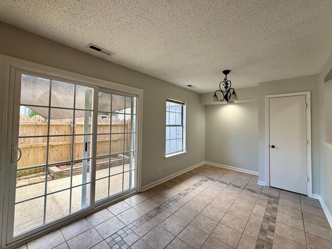 Building Photo - Bright and spacious 2 bed, 2.5 bath condo in the heart of Virginia Beach!
