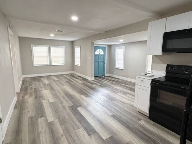 Building Photo - Charming Beachside Bungalow for Rent!