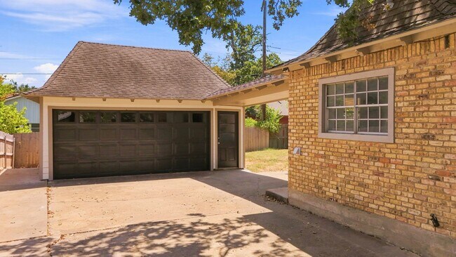 Building Photo - 2508 Memorial Dr