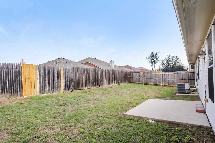 Building Photo - 5768 Goldfinch Way