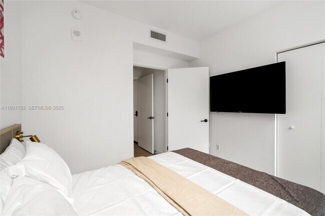 Building Photo - 225 N Miami Ave