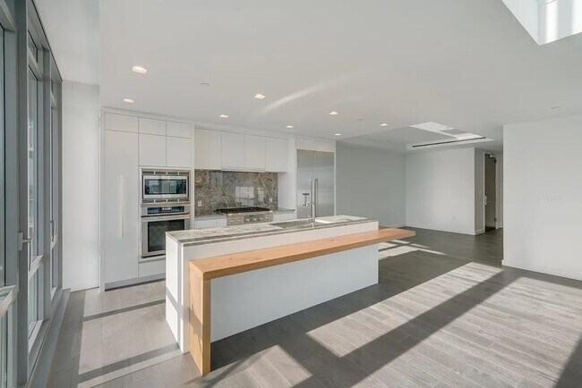 Building Photo - 320 Adolphus Ave