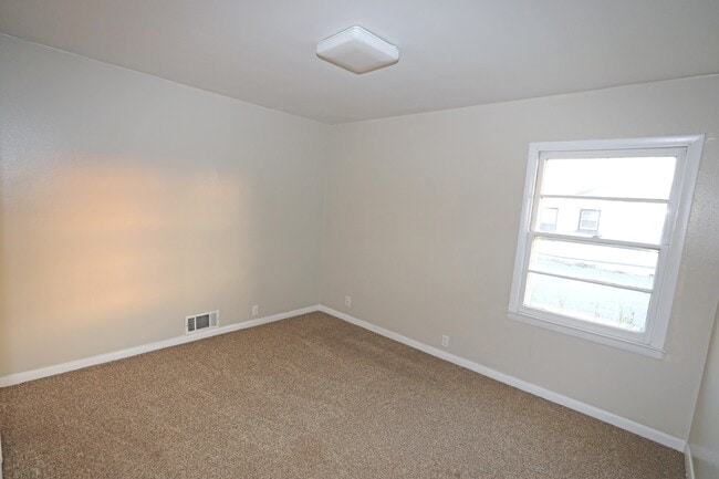 Building Photo - 1106 S Strong Blvd