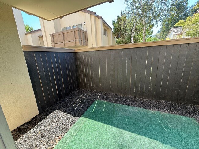 Building Photo - Updated 2-bedroom condo in gated community!