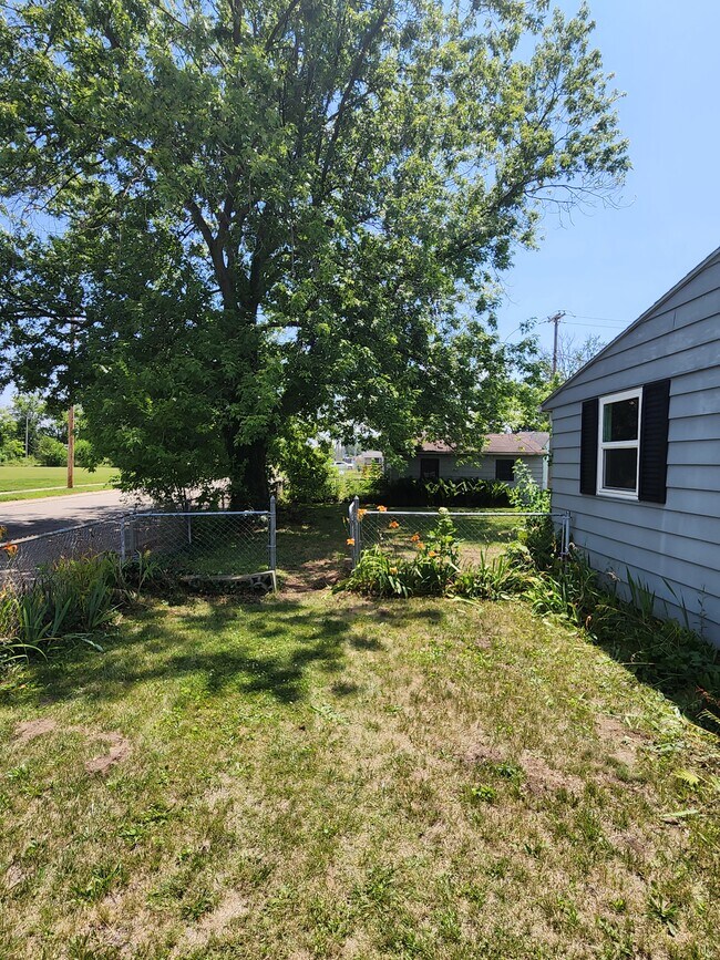 Building Photo - 803 W Donaldson Ave