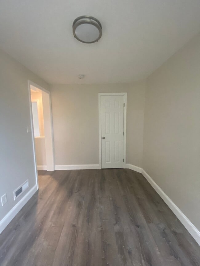 Building Photo - 2841 Round Rd