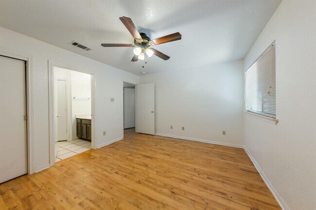 Building Photo - 2703 Cypress Ln